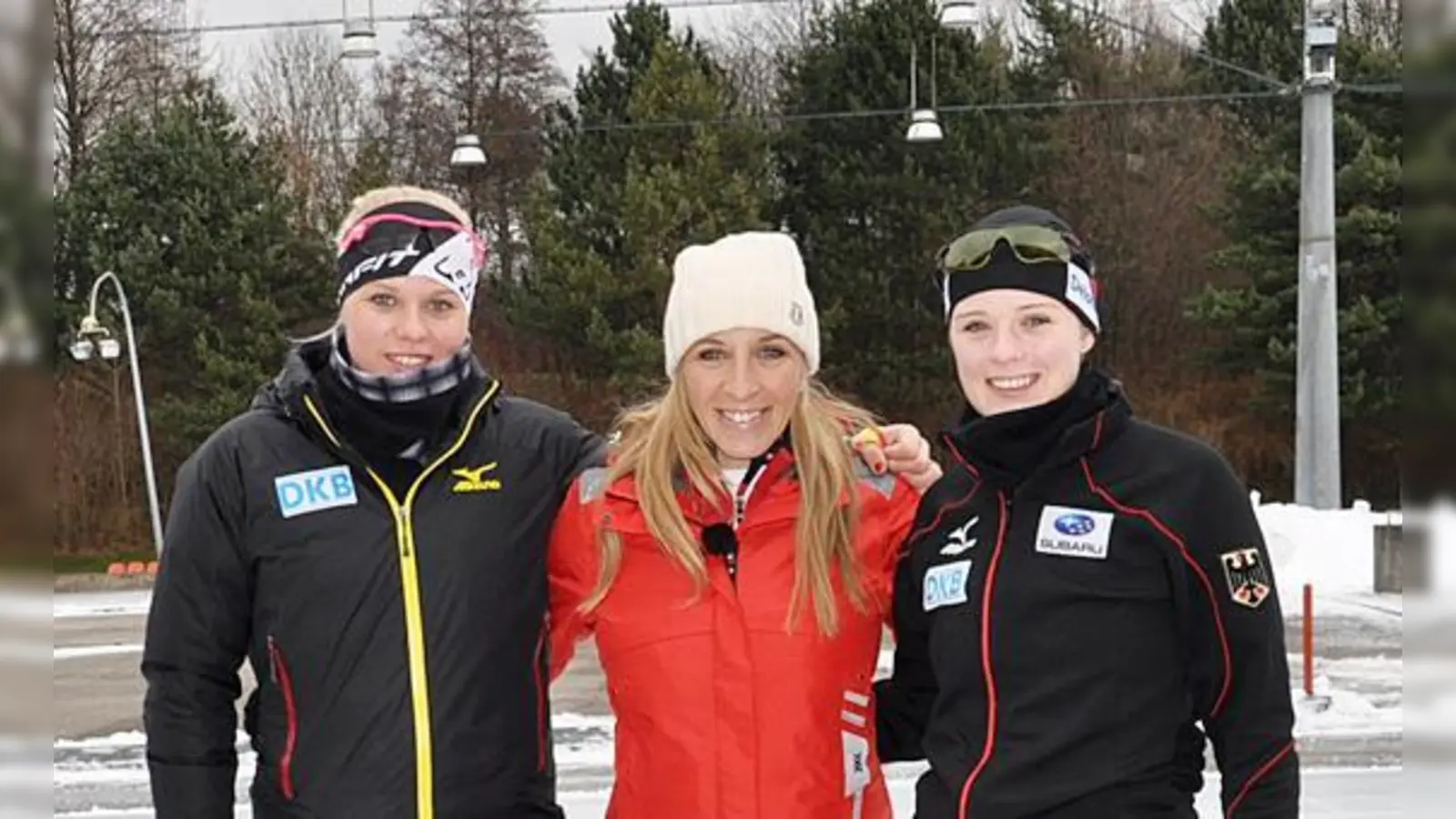 Olympiasiegerin Anni Friesinger-Postma (Mitte) drückt den SLIC-Damen Beate Pendl und Lisa Sophie Gericke die Daumen für den Juniorenweltcup im Eisschnelllauf.  (F.: Verein)