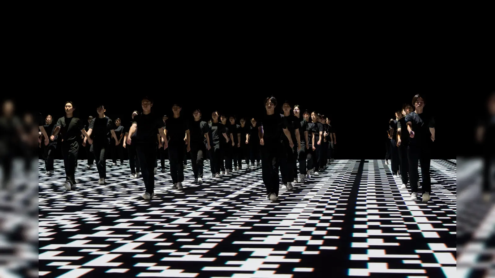 Richard Siegal hat die japanische Sportdisziplin Shudan Kodo zu einer Choreographie weiterentwickelt. Als Videoinstallation ist sie im Lenbachhaus zu sehen. (Foto: © Katarina Sopcic)