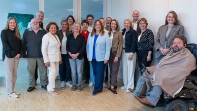 Die gesamte Jury mit ihrem Vorsitzenden und Stellvertretenden Bezirkstagspräsidenten Michael Asam (3.v.l.) vor der Sitzung (Foto: Bezirk Oberbayern / Heike Geismar)