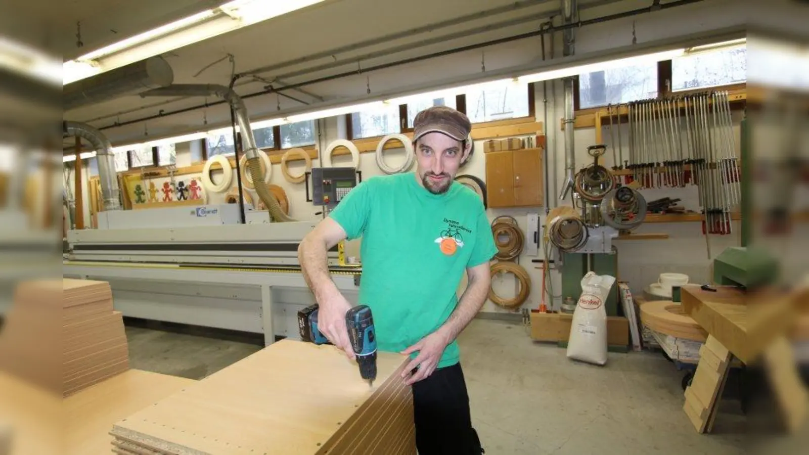 „Fahrräder sind meine große Leidenschaft.” Florian arbeitet an drei Tagen in der Woche bei „Dynamo Fahrradservice” am Ostbahnhof und freut sich danach wieder auf die zwei Arbeitstage in der geschützten Werkstatt im Monsignore-Bleyer-Haus. (Foto: us)