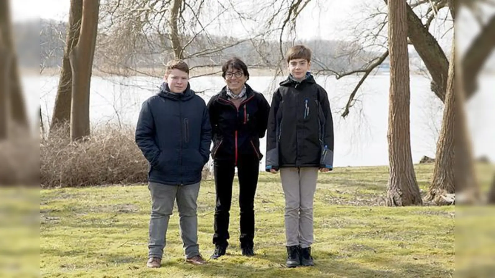 Theo Degen (r.) und Luc Tremel mit ihrer Religionslehrerin Cäcilia Spinner-Stockinger, die sie beim Film-Projekt sehr unterstützte und auch beim Workshop in Ravensbrück und in Israel dabei war. 	 (Foto: privat)