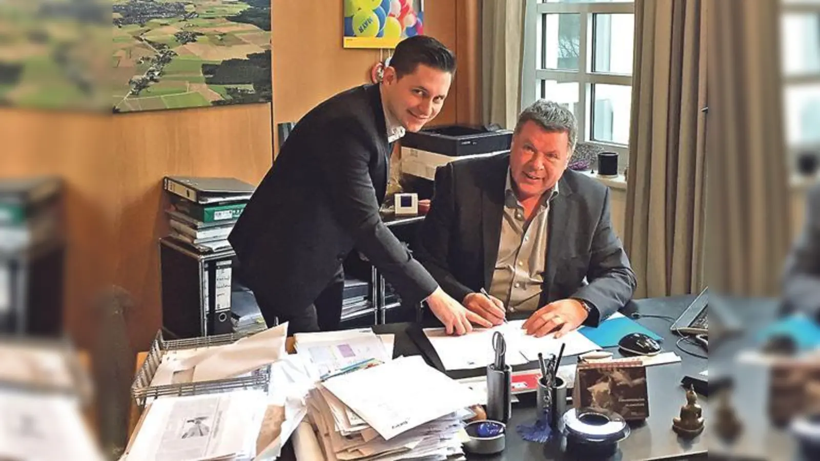 Benjamin Ogles von der Deutschen Glasfaser und Piet Mayr bei der Vertragsunterzeichung.	 (Foto: Gemeinde Zorneding)