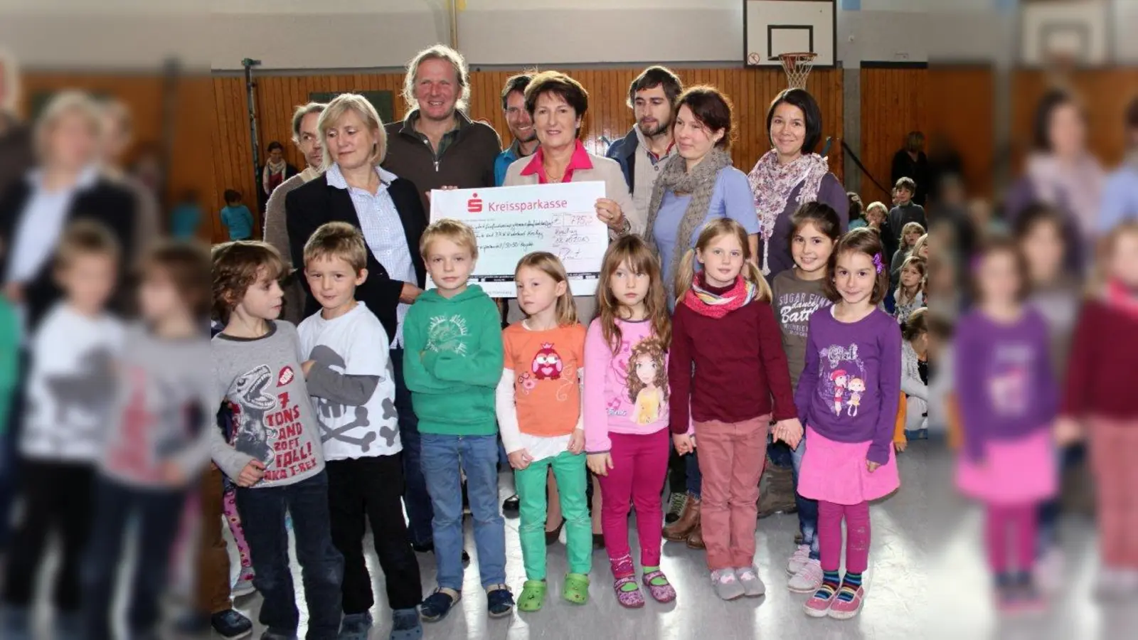 Erster Erfolg beim Energiesparen: Gemeinde und Grundschule Krailling teilen sich die über 1.500 Euro. V.l. Stephan Solnar, Konrektorin Brigitte Töpperwien, Georg Buchwieser, Andrew Blackwell, Bürgermeisterin Christine Borst, Andreas Bucher sowie die Lehrerinnen Katrin Werner und Veronika Tschochner mit einigen der Energiedetektive aus der Grundschule Krailling. (Foto: US)