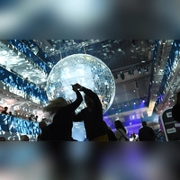 Am Montag, 29. Dezember, verwandelt sich die Halle E des Gasteig HP8 in einen glitzernden Ballsaal mit Live-Orchester: Ab 19 Uhr wird in festlichem Outfit Salsa getanzt. Der Eintritt ist frei. (Foto: Robert Haas/Gasteig)