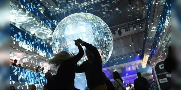 Am Montag, 29. Dezember, verwandelt sich die Halle E des Gasteig HP8 in einen glitzernden Ballsaal mit Live-Orchester: Ab 19 Uhr wird in festlichem Outfit Salsa getanzt. Der Eintritt ist frei. (Foto: Robert Haas/Gasteig)