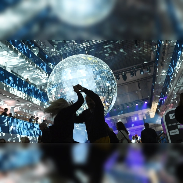 Am Montag, 29. Dezember, verwandelt sich die Halle E des Gasteig HP8 in einen glitzernden Ballsaal mit Live-Orchester: Ab 19 Uhr wird in festlichem Outfit Salsa getanzt. Der Eintritt ist frei. (Foto: Robert Haas/Gasteig)