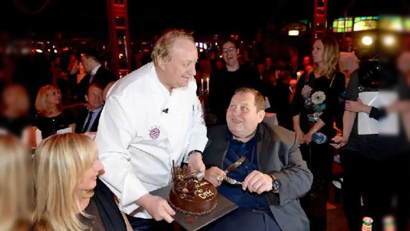 Otti Fischer feierte bei »Teatro« seinen 60. Geburtstag. Überrascht wurde er von Alfons Schuhbeck mit einer tollen Torte.	  (Foto: VA)