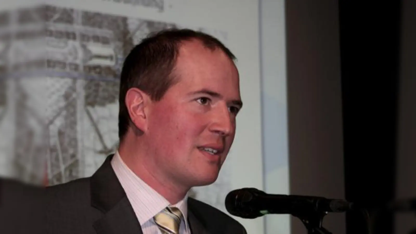 Markus Auerbach kündigte bereits bei der Bürgerversammlung im Frühjahr den bevorstehenden Geburtstag Feldmochings an.	 (Foto: ws)