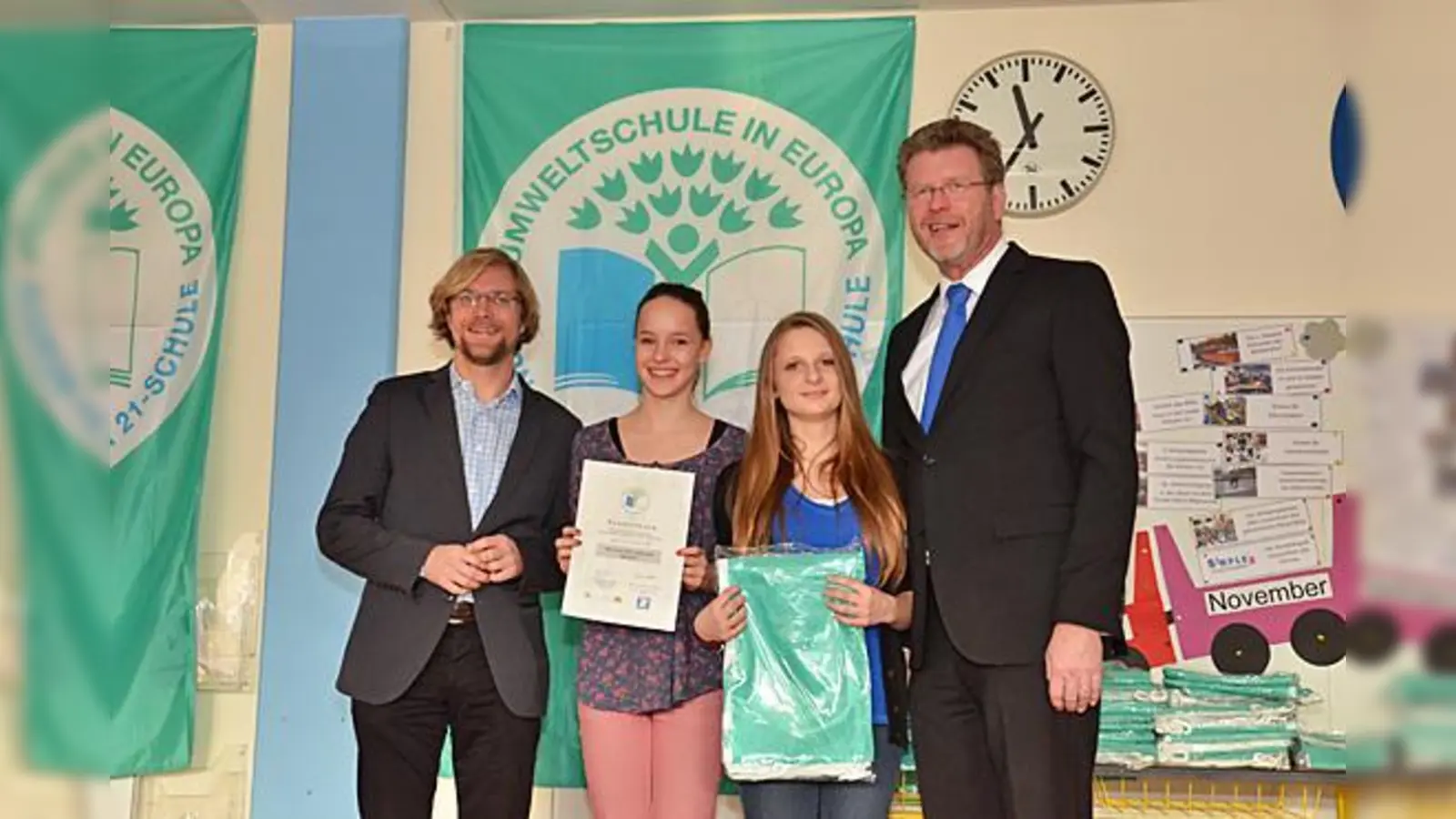 Ein Foto aus dem Jahr 2011: Damals kam sogar Umweltminister Marcel Huber (rechts) persönlich vorbei, um das Stift auszuzeichnen. Mit zwei Schülerinnen der Projektgruppe freut sich auch Projektmanager Studienrat Peter Schießl (links).	 (Foto: MJS)