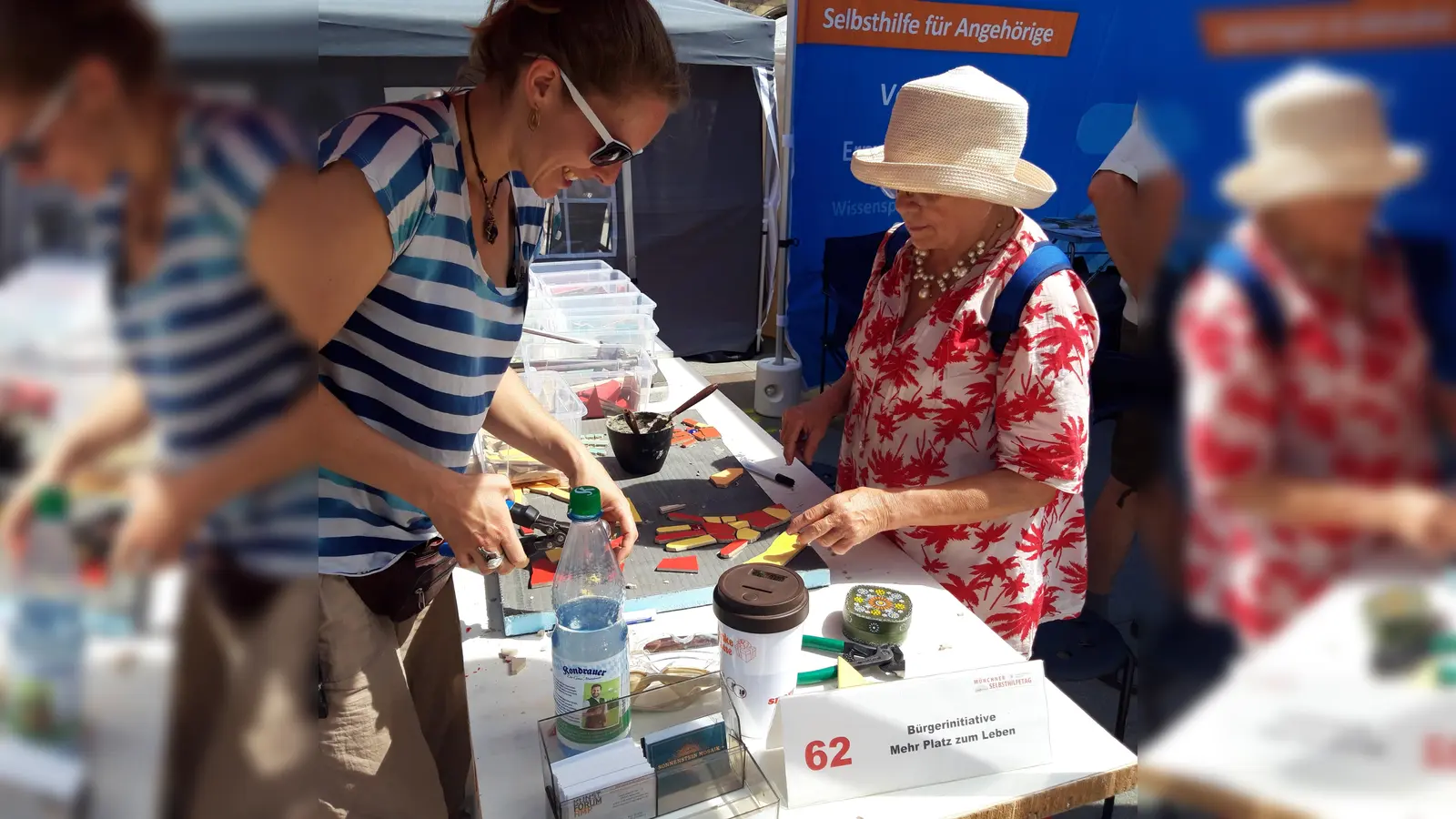 Gemeinsam wurden bei Stadtteilbegegnungen die neuen Mosaike erstellt, die nun den Hans Mielich-Platz schmücken. (Foto: VA)