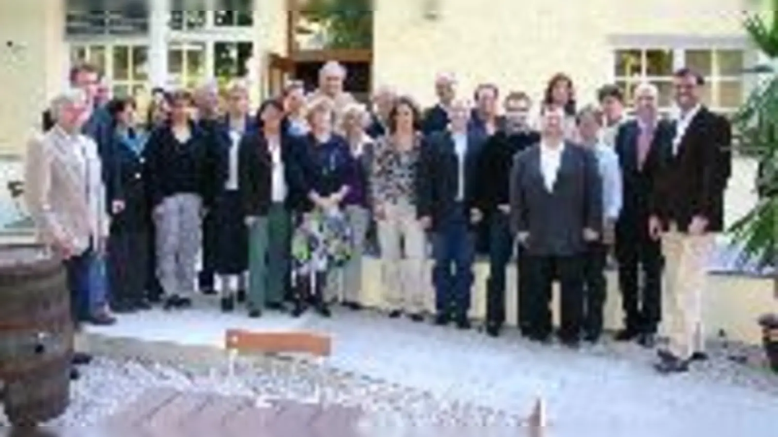 Die 25 Bezirksausschussmitglieder vor der Traditionsgaststätte »Alter Wirt«. 	  (Fotos: wei)