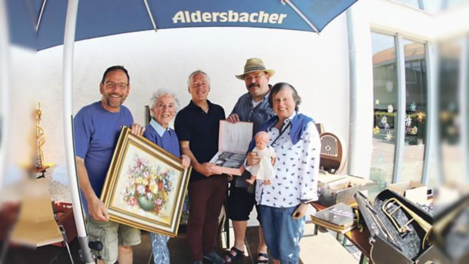 Christian Ascherl, Gemeinderätin Elisabeth Stettmaier, Bürgermeister Günter Heyland, Auktionator Ralf Hiltwein und Gemeinderätin Marianne Werner  mit ausgesuchte Kostbarkeiten. ´	 (Foto: RedN)