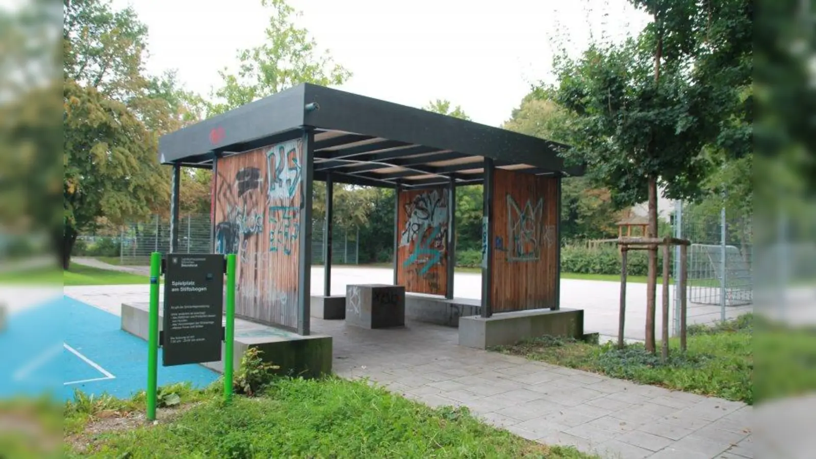 Der Unterstand am Bolzplatz Stiftsbogen ist ein beliebter Treffpunkt für Jugendliche. Anwohner beschwerten sich nun auf der letzten BA-Sitzung über andauernde nächtliche Ruhestörungen. (Foto: bb)