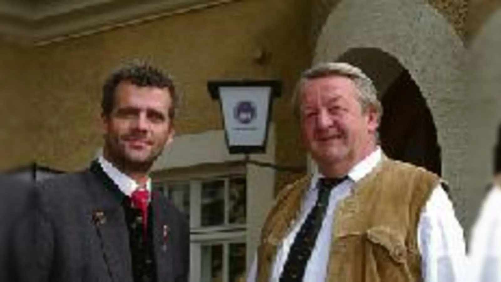 Zwei Generationen »Alter Wirt«: Christian Härtl (li.) löst Manfred Maier ab. 	 (Foto: Hofbräu)