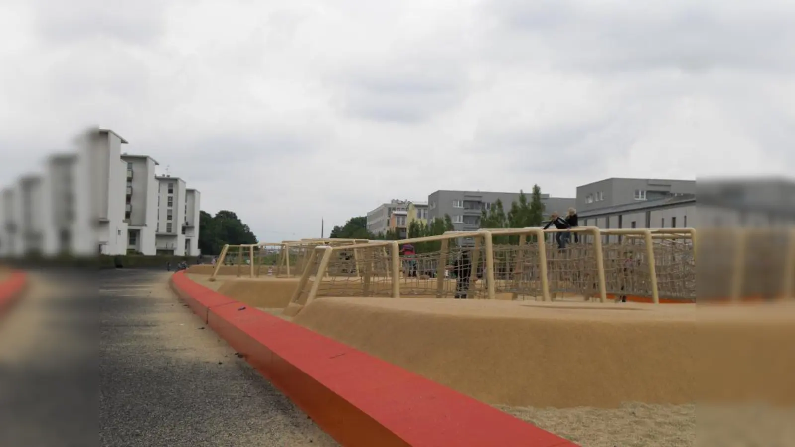Im Neubaugebiet an der Hans-Fischer-Straße wohnen viele Kinder, die sich unter anderem auch auf dem Quartiersplatz austoben und spielen. (Foto: SE)