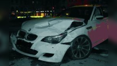 Am BMW 5er Touring des 32-jährigen Münchners entstand ebenso Totalschaden... (Foto: Polizei)