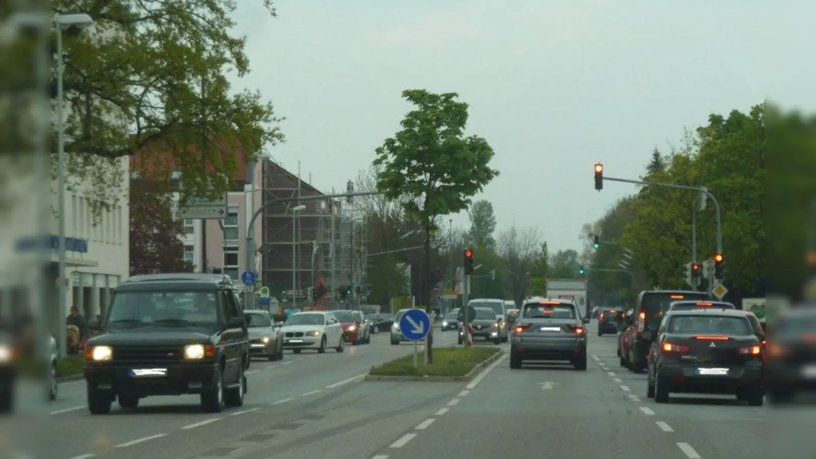 Mit 40.000 Autos pro Tag ist die Münchner Straße in Karlsfeld die am stärksten befahrene Straße im Landkreis Dachau. (Foto: sb)