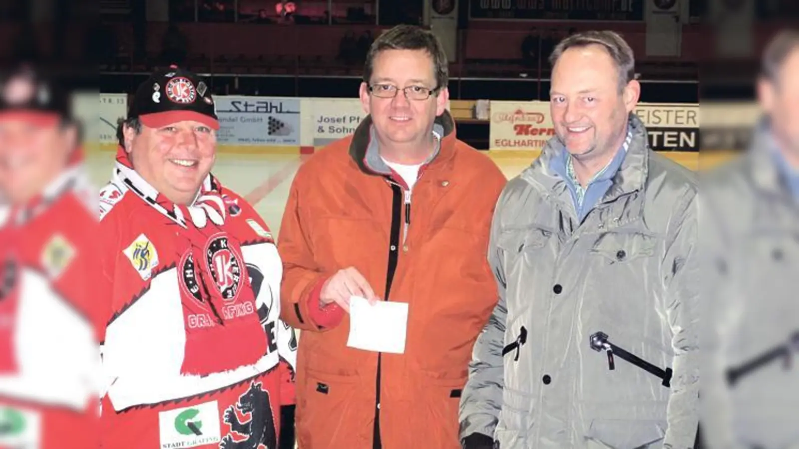 Armin Fichter, Vorsitzender des EHC-Fanklubs von ´79, VDEFC-Vizepräsident Gerry Mittag und Sascha Kaefer, dritter EHC-Vorstand und Nachwuchsleiter, bei der Scheckübergabe für den Nachwuchsförderpreis 2012.	 (Foto: smg)