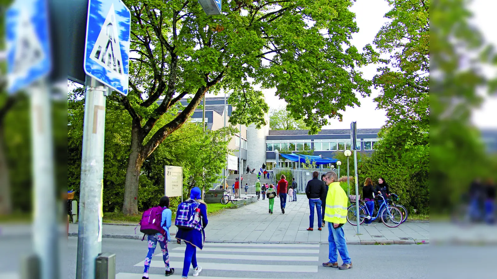 Die Peslmüllerstraße ist eine kleine Straße mit schmalen Gehwegen. Zur Sicherheit der Schulkinder fordert der Elternbeirat der Grundschule einige Maßnahmen. (Foto: us)