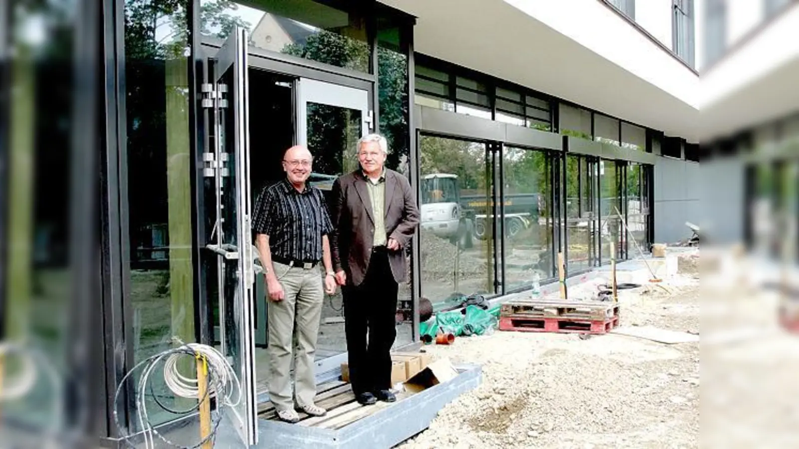Innen ist alles weitgehend fertig, die Außenanlagen folgen im Herbst. Schulleiter Vogel (li.) und Bürgermeister van der Weck zeigten sich sehr angetan.	 (Foto: cs)