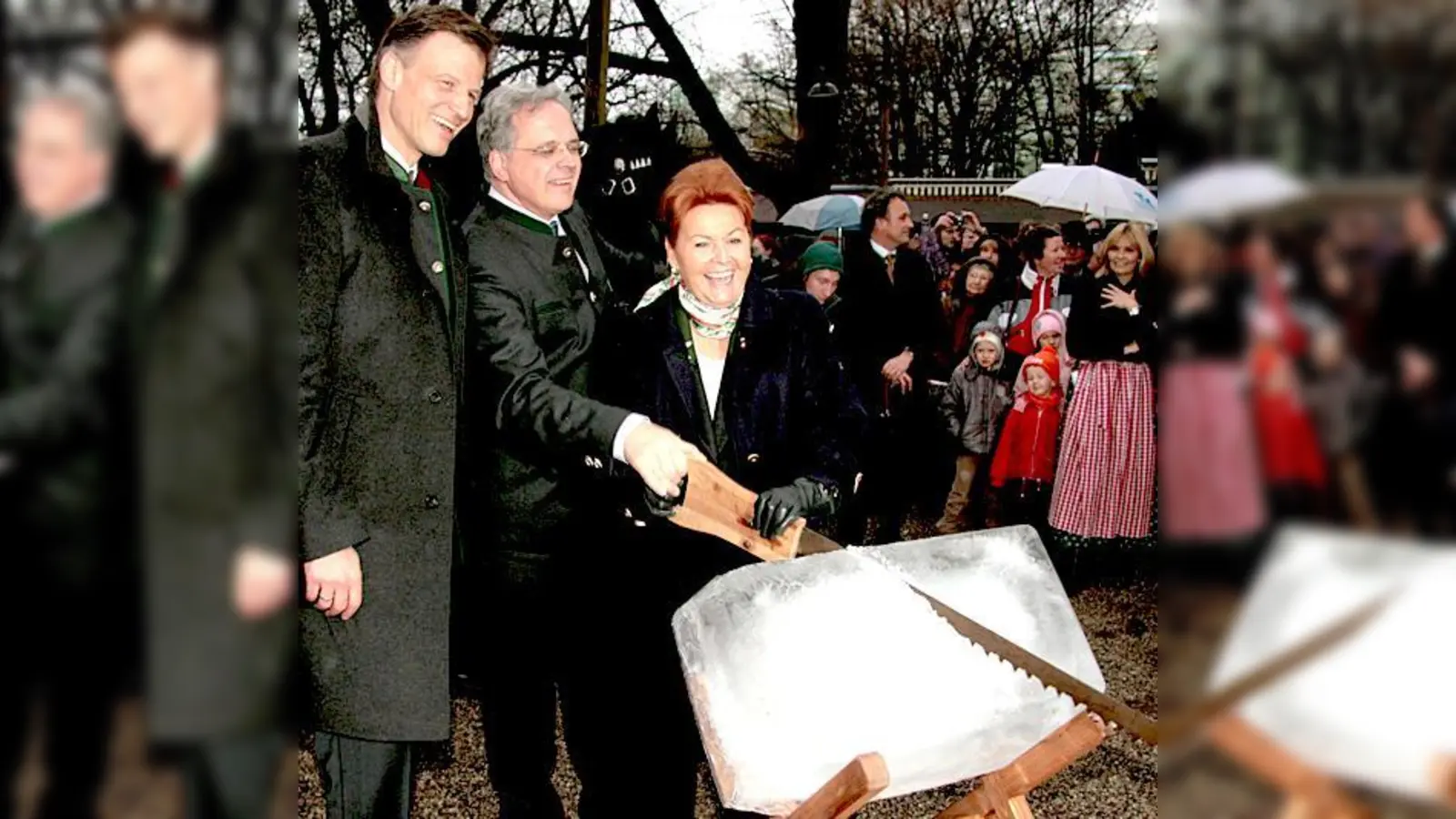 Vergangene Woche wurde von Dr. Jannik Inselkammer, Christoph Hillenbrand und Dr. Gabriele Weishäupl (v.l.) das Tourismusjahr 200 Jahre Biergarten eröffnet.  (Foto: Stadt)