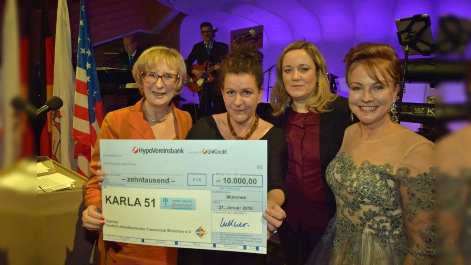 Spendenübergabe: v.l. Ulrike Kellner, Präsidentin Deutsch-Amerikansicher Frauenclub München, Isabel Schmidhuber, Leitung Karla 51, Antje Kamradt, stellv. Leiterin Karla 51, und Ulrike Grimm, Organisatorin des Magnolienballs. (Foto: Deutsch-Amerikanischer Freundschaftsclub)