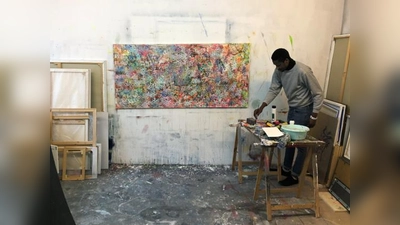 Intensive Farben und Formen zeichnen das Werk des Künstlers Godwin Namanyabyoona aus.  (Foto: Scherief Ukkeh)