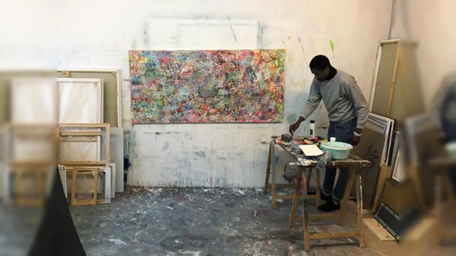 Intensive Farben und Formen zeichnen das Werk des Künstlers Godwin Namanyabyoona aus.  (Foto: Scherief Ukkeh)