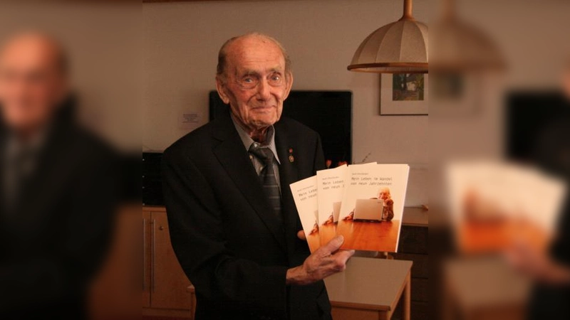 „Mir wird´s nie langweilig.“ Rolf Oberländer hat vor vier Jahren angefangen, sich die Computerwelt zu erschließen. Heute mit 91 Jahren kann er seine selbst geschriebene und im Eigenverlag herausgekommene Lebensgeschichte präsentieren. (Foto: US)
