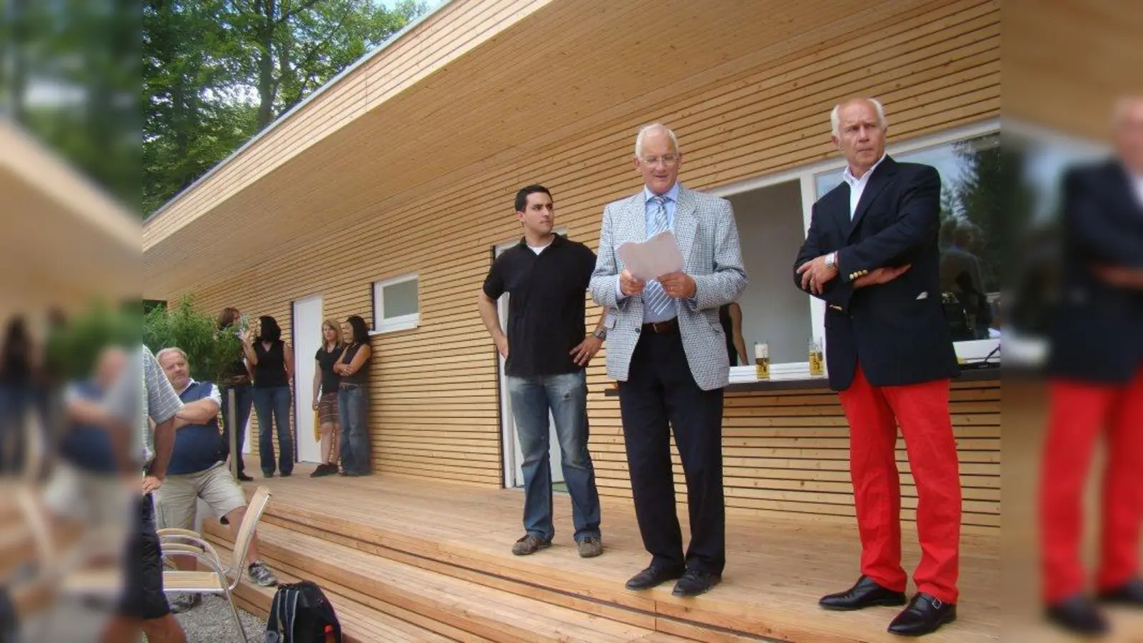 Einweihung vor zehn Jahren: 2. Bürgermeister Hans-Jürgen Böckelmann (Mitte) und Architekt Uwe König (re.) freuen sich über die gelungene Sanierung. (Foto: pst)