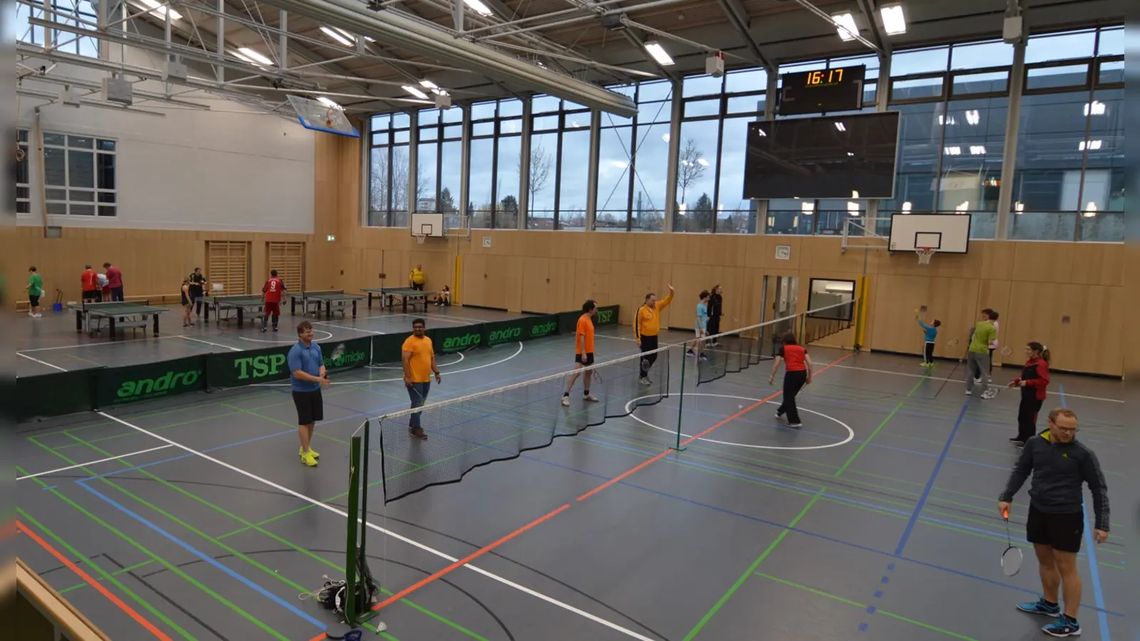 Im Sportzentrum maßen sich um die 75 Sportler im Fußball, Badminton, Tischtennis und Basketball. (Foto: TSV Unterföhring)