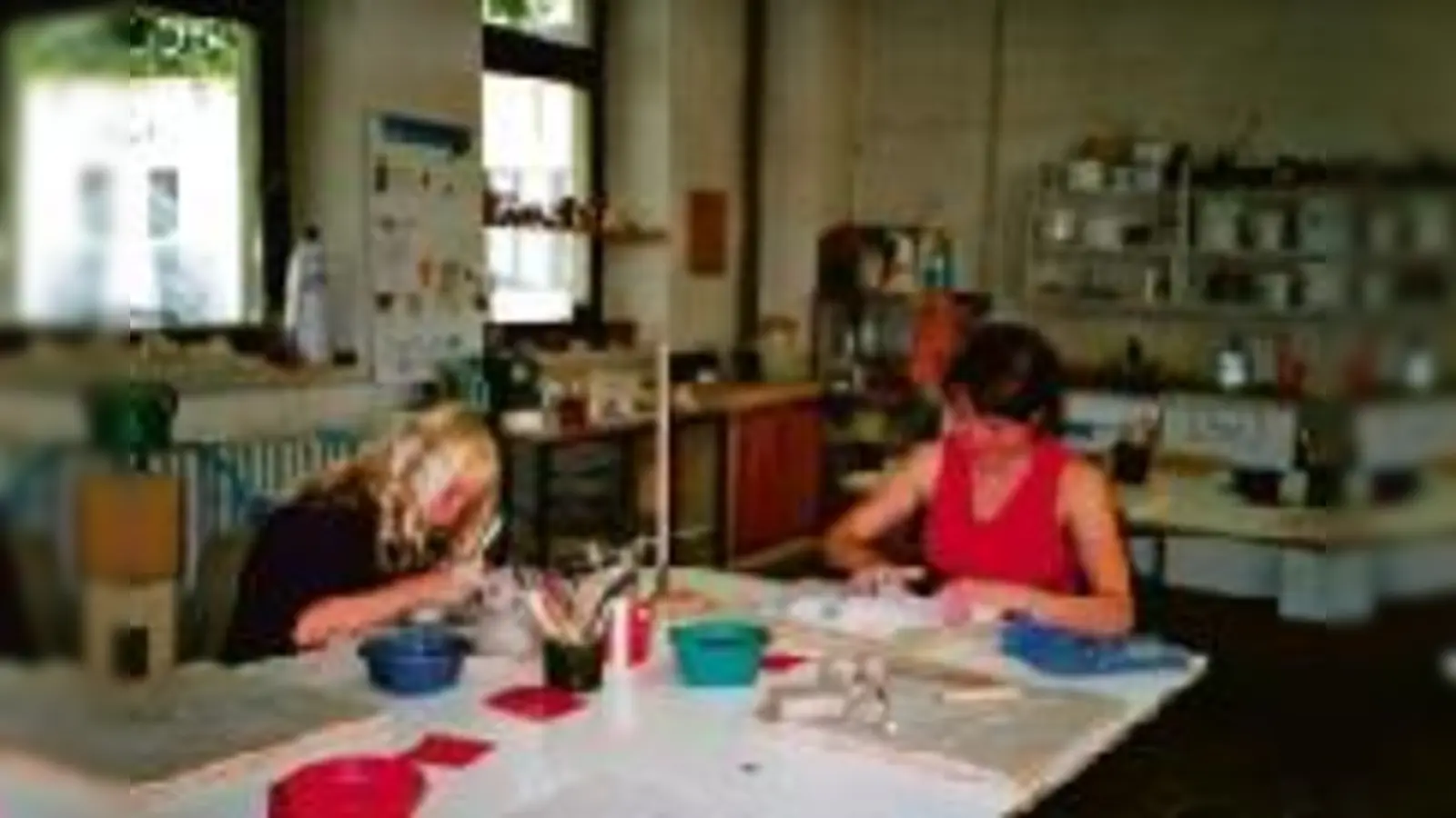 Mit Farben und Materialien experimentieren: bei der Sommerakademie in der Mohr-Villa.	  (Foto: VA)