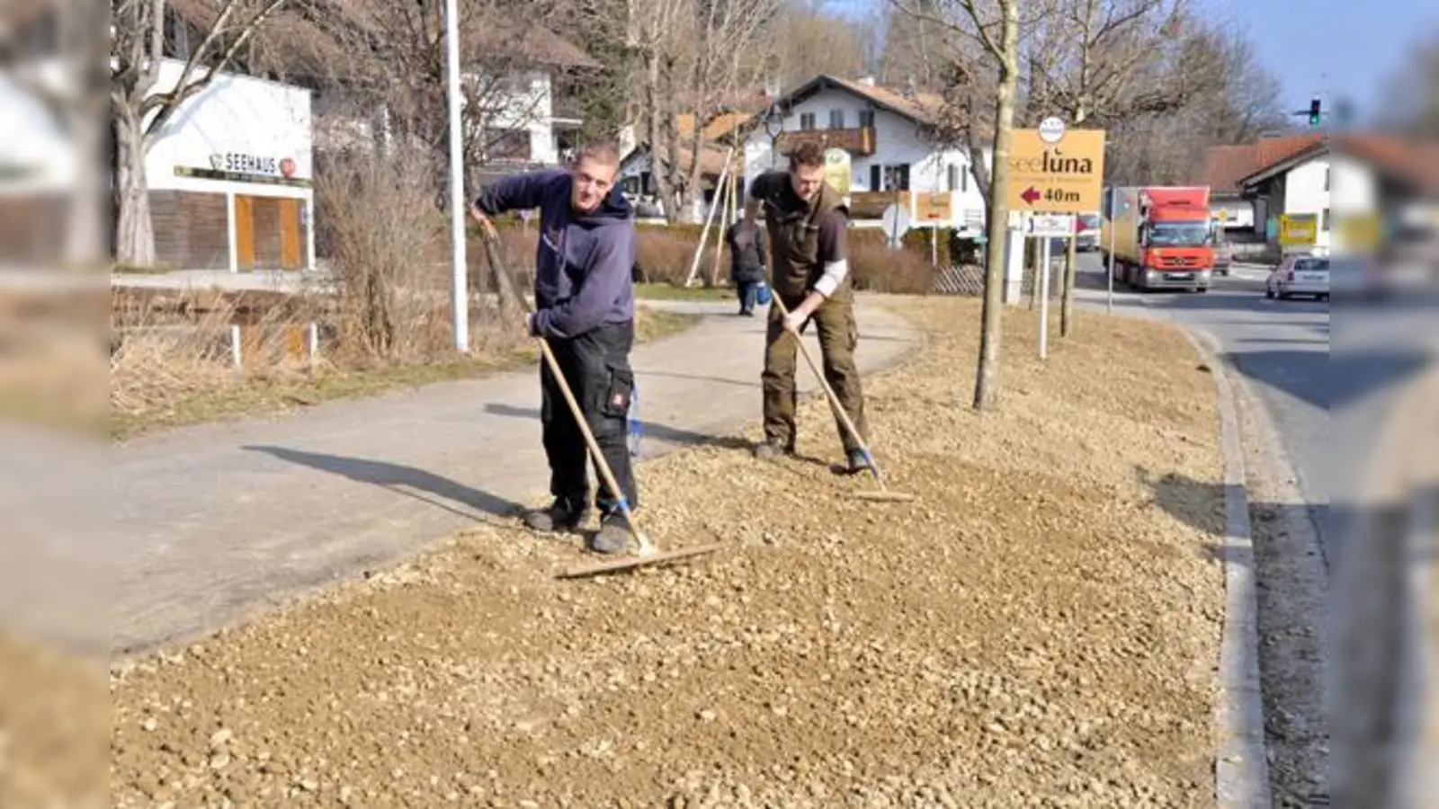 Franz Braun (l.) und Anton Pretzer von der Stadtgärtnerei bereiten die Grün- flächen an der Eberhardtstraße zur Ansaat von heimischen Pflanzen vor. 	 (Foto: sf)