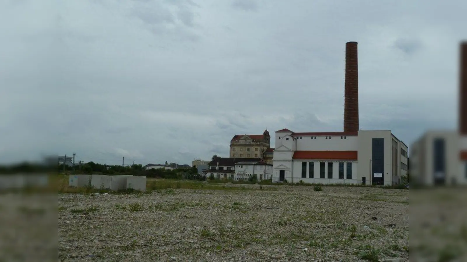 Noch überwiegend Brachland: das Diamalt-Gelände mit dem schon restaurierten ehemaligen Kessel- und Maschinenhaus. (Foto: sb)