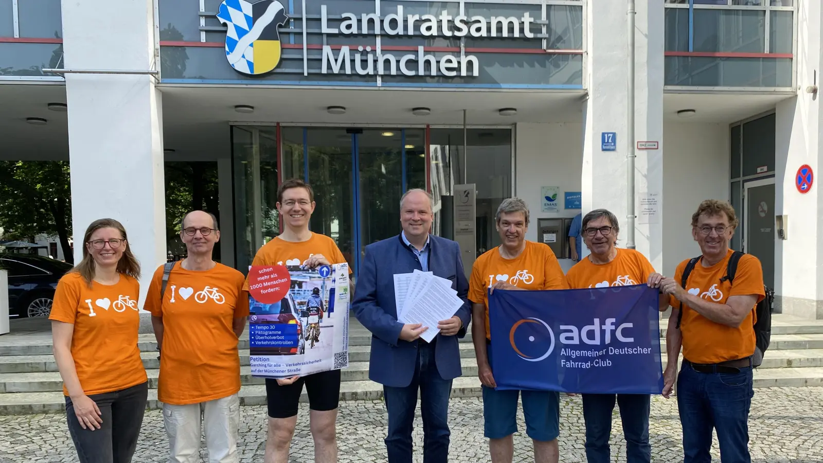 (V.l.n.r.): Eva Mahling (stellvertr. Vors. ADFC München), Robert Reinhard (ADFC Garching), Leonard Burtscher (Sprecher ADFC-Ortsgruppe Garching), Robert Burschik (Landkreisabgeordneter ADFC München), Rolf Schlesinger (ADFC Garching) und Thomas Hülsmann (ADFC Garching) übergaben die Petition an Landrat Christoph Göbel (Mitte).  (Foto: ADFC)