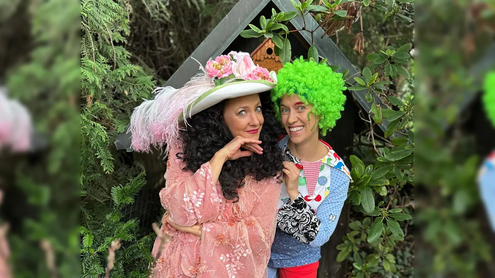 Ein großer Spaß für Kinder: Lydia Teuscher als Sopranistin KiKilina und Anne Schätz als KiKolino am Klavier (Foto: Mozartgesellschaft-München)