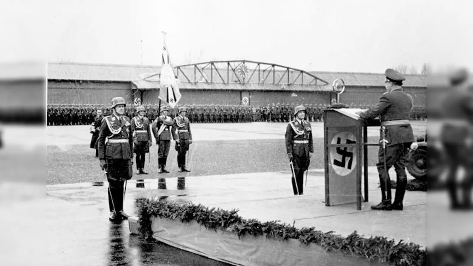 Foto von 1939: NS-Oberst Ernst Udet (r.) besucht den Flughafen zum 25-jährigen Jubiläum. 	 (Foto: VA)