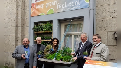 Dem Motto des Klimawandels, „Keep green, feel cool”, folgend bepflanzte Landwirtschaftsministerin Michaela Kaniber zusammen mit Vertretern der Gartenbau-Verbände und dem Präsidenten der LWG, Andreas Mayer (2.v.l.), ein Fensterbeet. (Foto: mha)