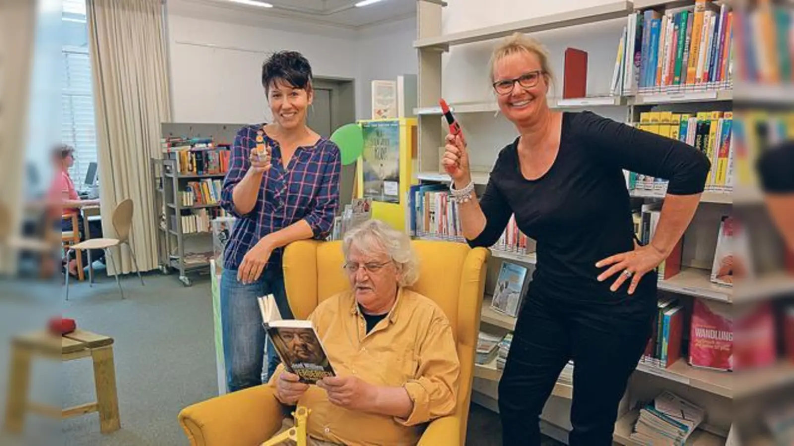 Tanja Keller und Christine Plach sind schon von Kopf bis Fuß auf Krimis eingestellt. Autor Uwe Gardein sucht nach den spannensten Stellen im Roman. 	 (Foto: hw)