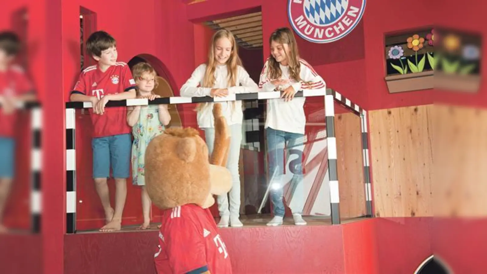 Spaß mit Berni: Das Bayern-Maskottchen ist am Familientag natürlich auch vor Ort, verteilt Autogramme und schaut den Kids beim Basteln über die Schulter.	 (Foto: FCB Erlebniswelt)