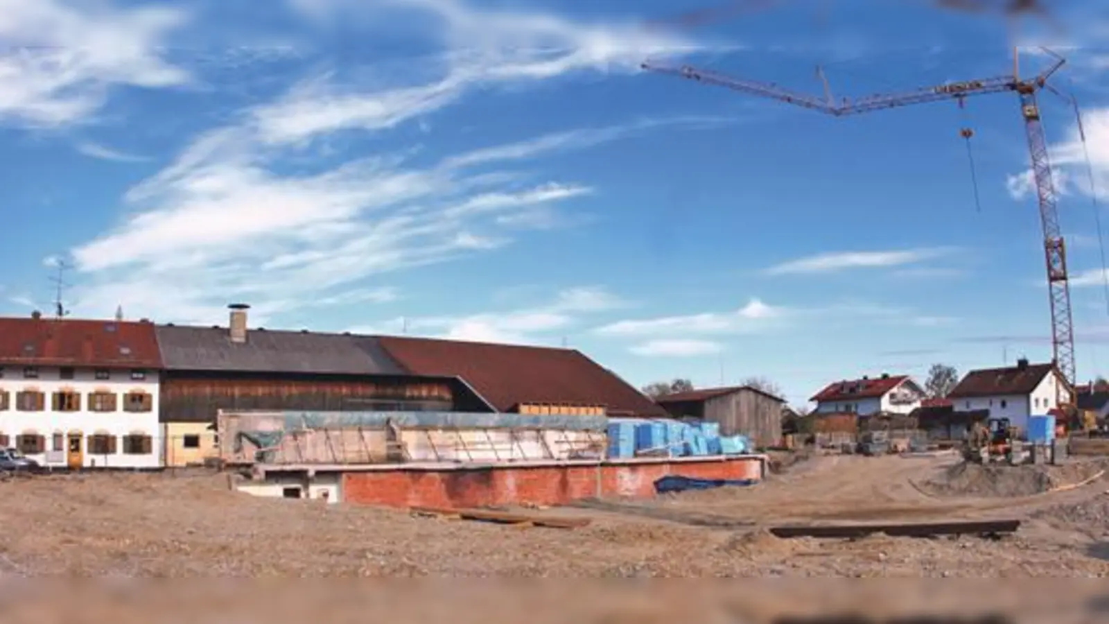 Das neue Brunnthaler Ortsentrum nimmt erstmals bauliche Konturen an.	 (Foto: RedB)