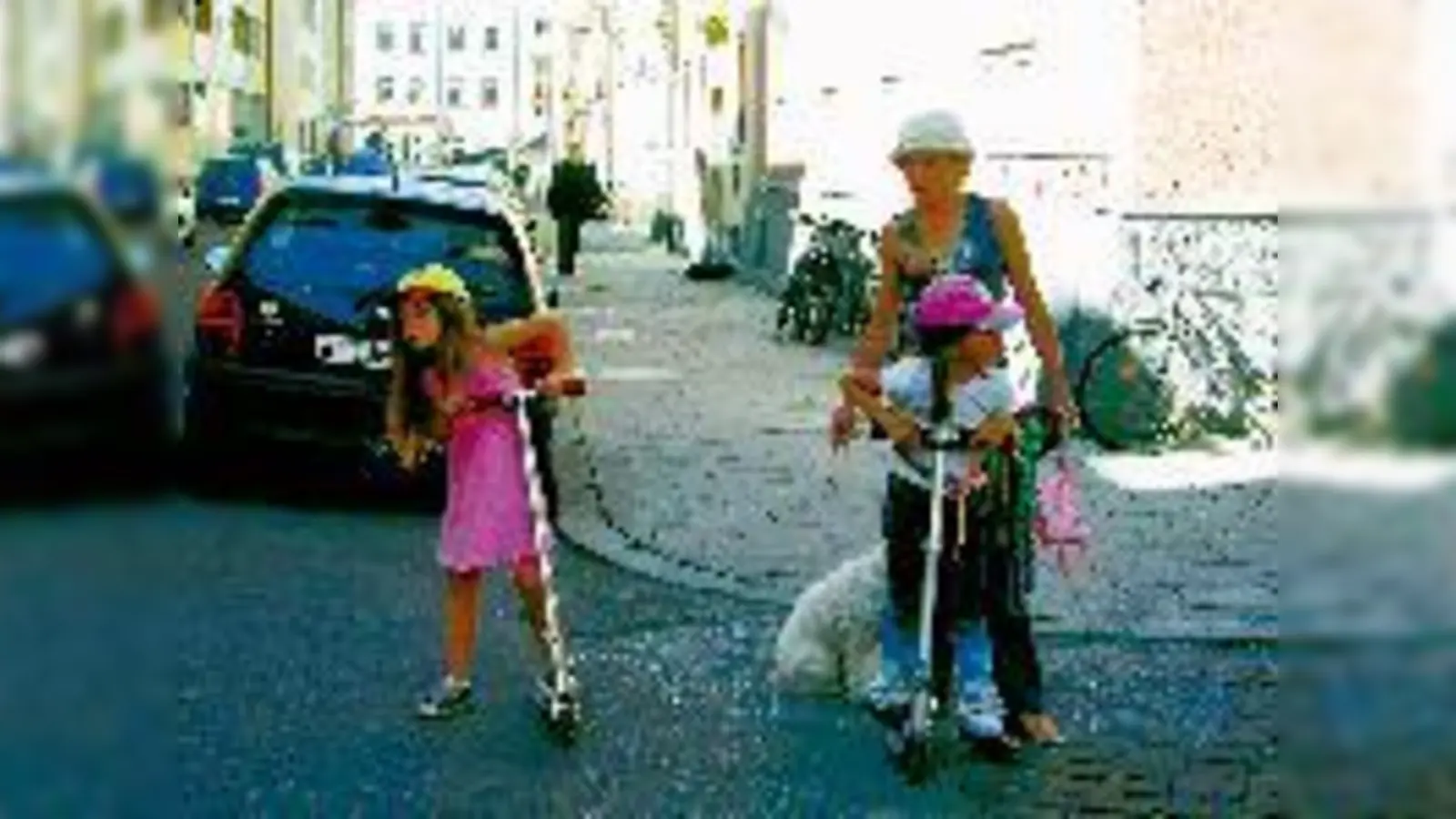 Den Schulweg kennen sie bereits auswendig: Rena (re.), Layla und ihre Mutter trainieren das richtige Verhalten für den Straßenverkehr.	 (Foto: rme)
