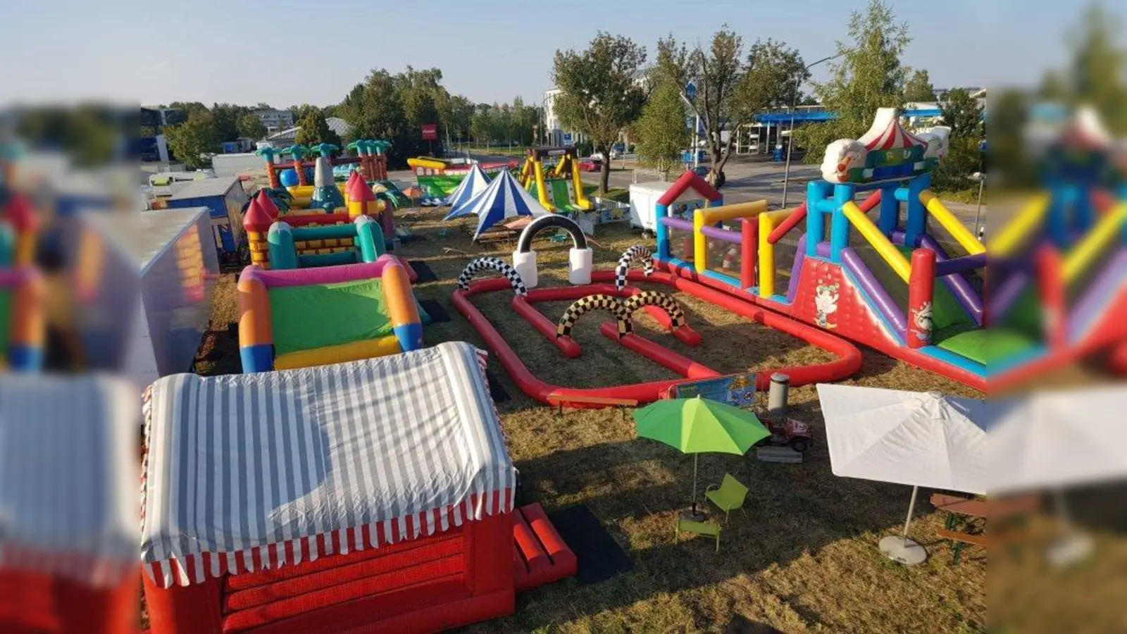 Viel zu entdecken gibt es im Dobolino's Abenteuerland: Der mobile Freizeitpark beeindruckt u.a. mit seinen bunten Hüpfburgen die kleinen und großen Besucher. (Foto: Dobolino's Abenteuerland)
