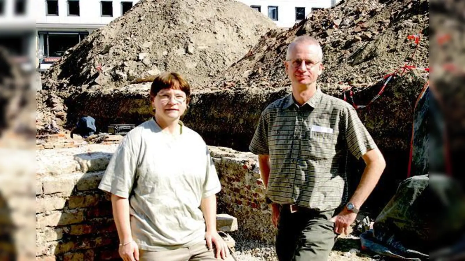 Archäologin Barbara Wührer und DB-Sprecher Bernd Honerkamp erkunden den Marienhof.	 (Foto: scy)
