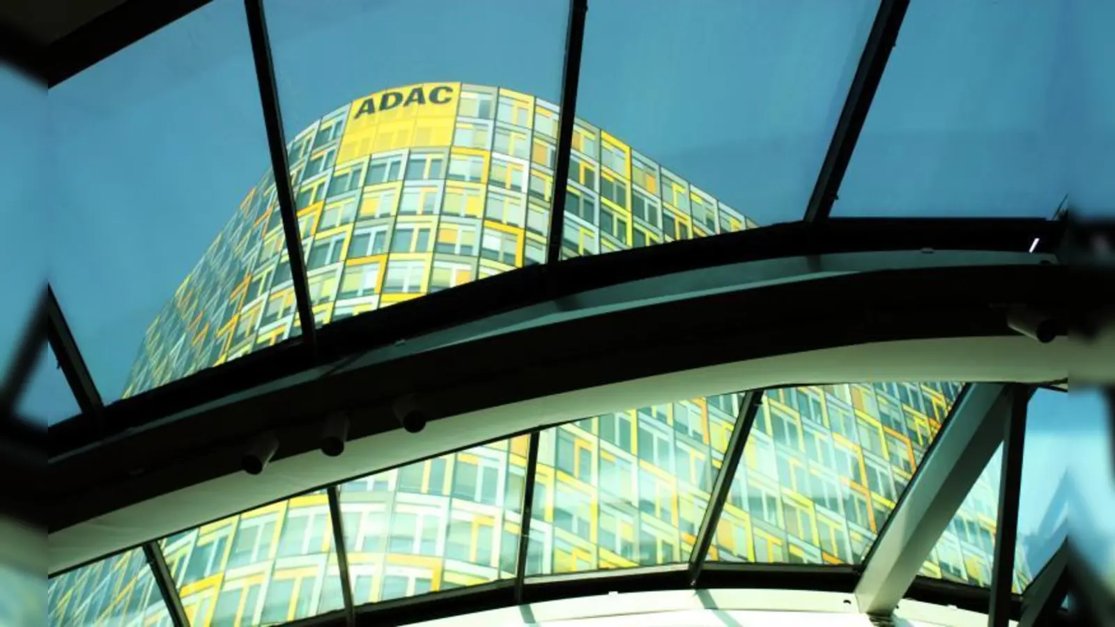 Blick aus dem zu 44 % aus Glas bestehenden Foyer-Kuppeldach auf den Turm der ADAC-Zentrale. (Foto: job)