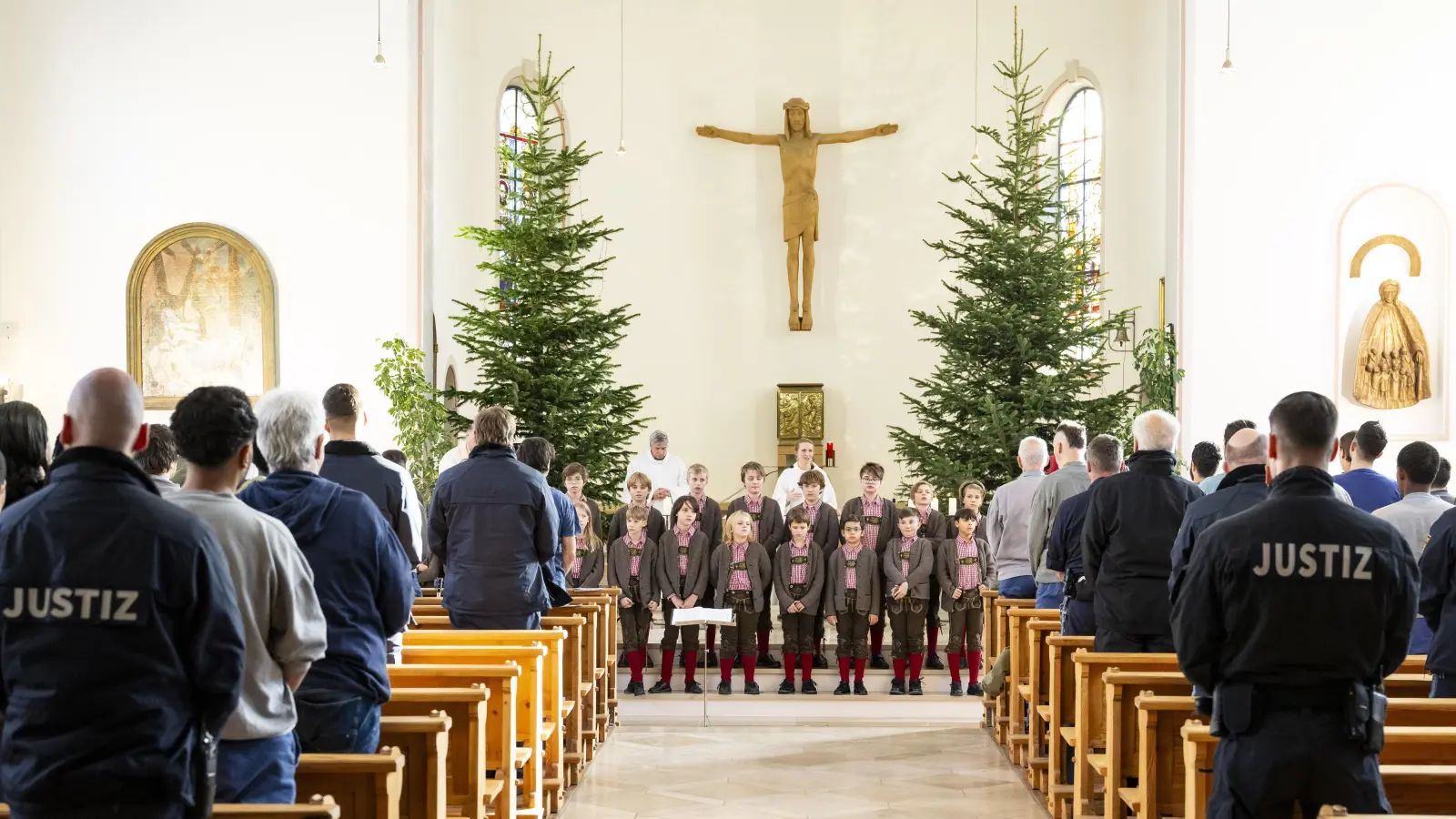 Die Frohe Botschaft gilt auch für Menschen im Gefängnis. Hier ein Bild vom ökumenischen Weihnachts-Gottesdienst mit einem Auftritt des Tölzer Knabenchors in der Justizvollzugsanstalt (JVA) Stadelheim. (Foto: Lennart Preiss)