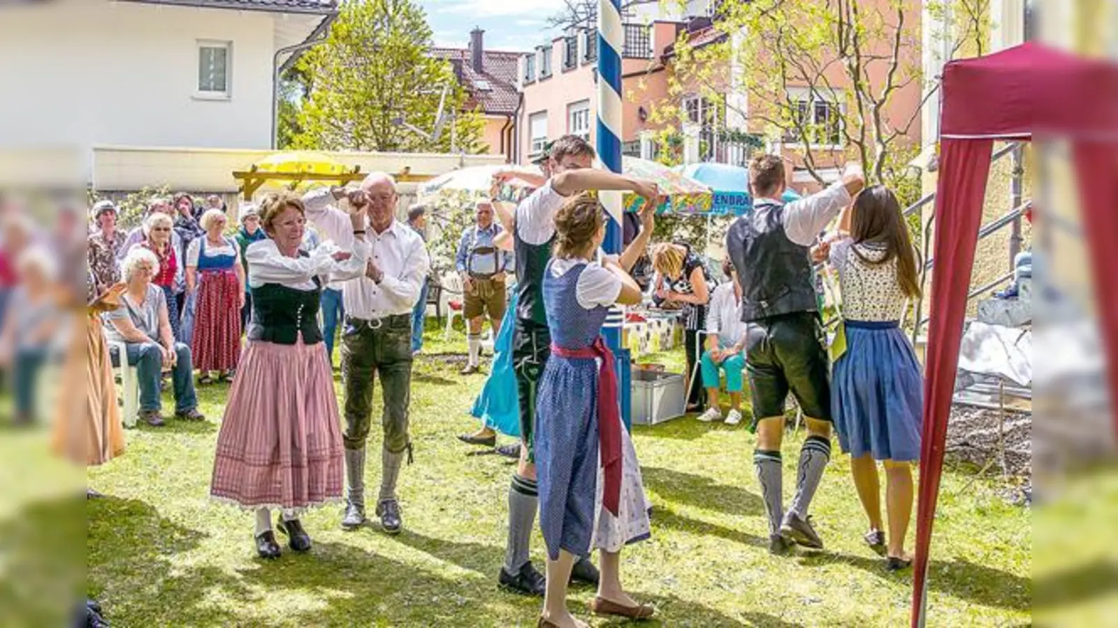 Gemeinsam tanzten Jung und Alt um den Maibaum. 	 (Foto: Peter Danninger)