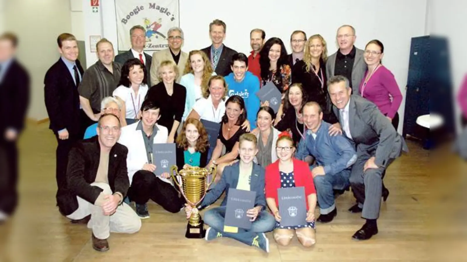 Bürgermeister Stefan Straßmair (unten l.) gratulierte den erfolgreichen Tänzern der Boogie Magics zum erneuten Weltmeistertitel. 	 (Foto: VA)