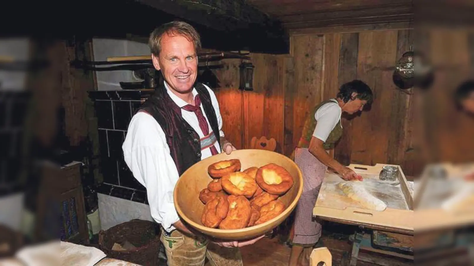 Frisch und goldgelb herausgebacken: Kirtanudeln. 	 (Foto: Markus Wasmeier)