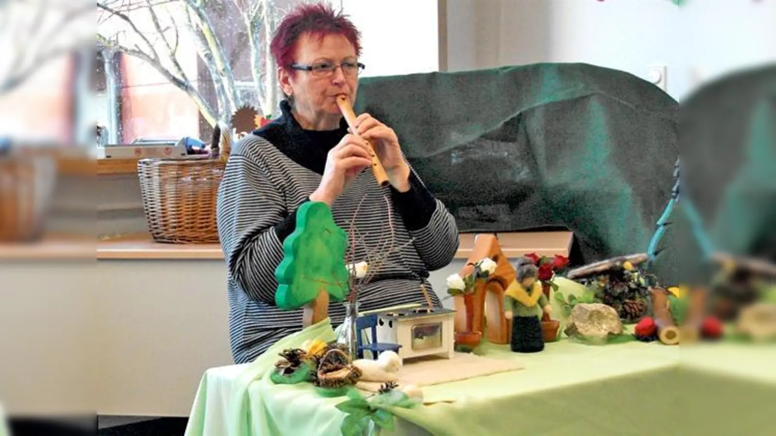 Bei einer Schulvorführung erzählte Elisabeth Leenders-Weydt Schneeweißchen und Rosenrot.	 (Foto: Schule)